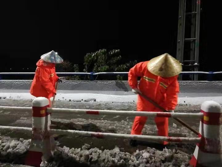 环卫工人连夜清扫赛道积雪。 傅铁飞 图