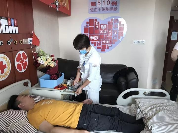 捐献前，护士为毕昌林注射葡萄糖酸钙