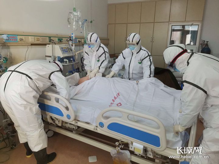 张家口传染病医院隔离区医护人才进行患者日常照料.