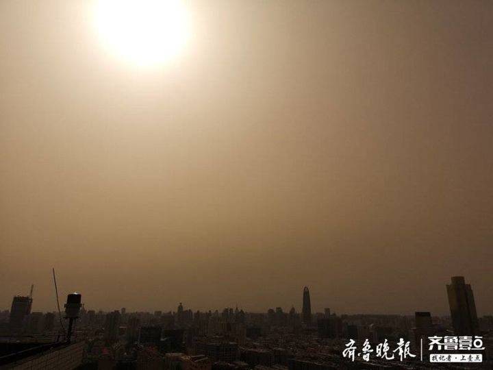 沙尘下的济南城，太阳都变成昏黄色