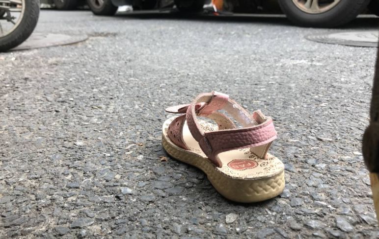 昨天(28日)上午9点,杭州一对夫妻和一个3岁的女儿过马路,小女孩没有牵