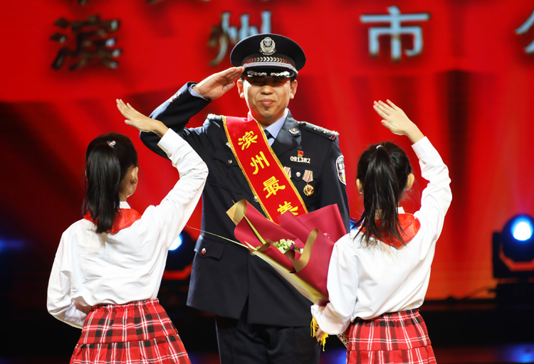 惠民县公安局特巡警大队副大队长,扫黑除恶专业队负责人王含山颁奖词