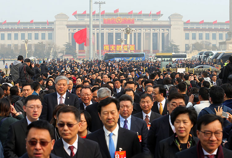 组图全国政协十三届二次会议开幕委员们入场