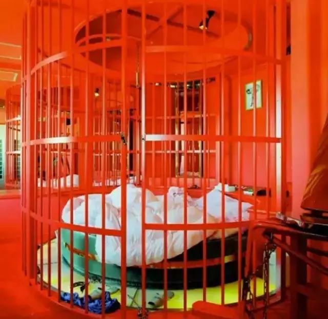 除了炫目的装修之外,房间里还有有游戏机