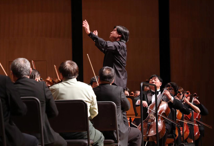 青年指挥家王琳琳在指挥.