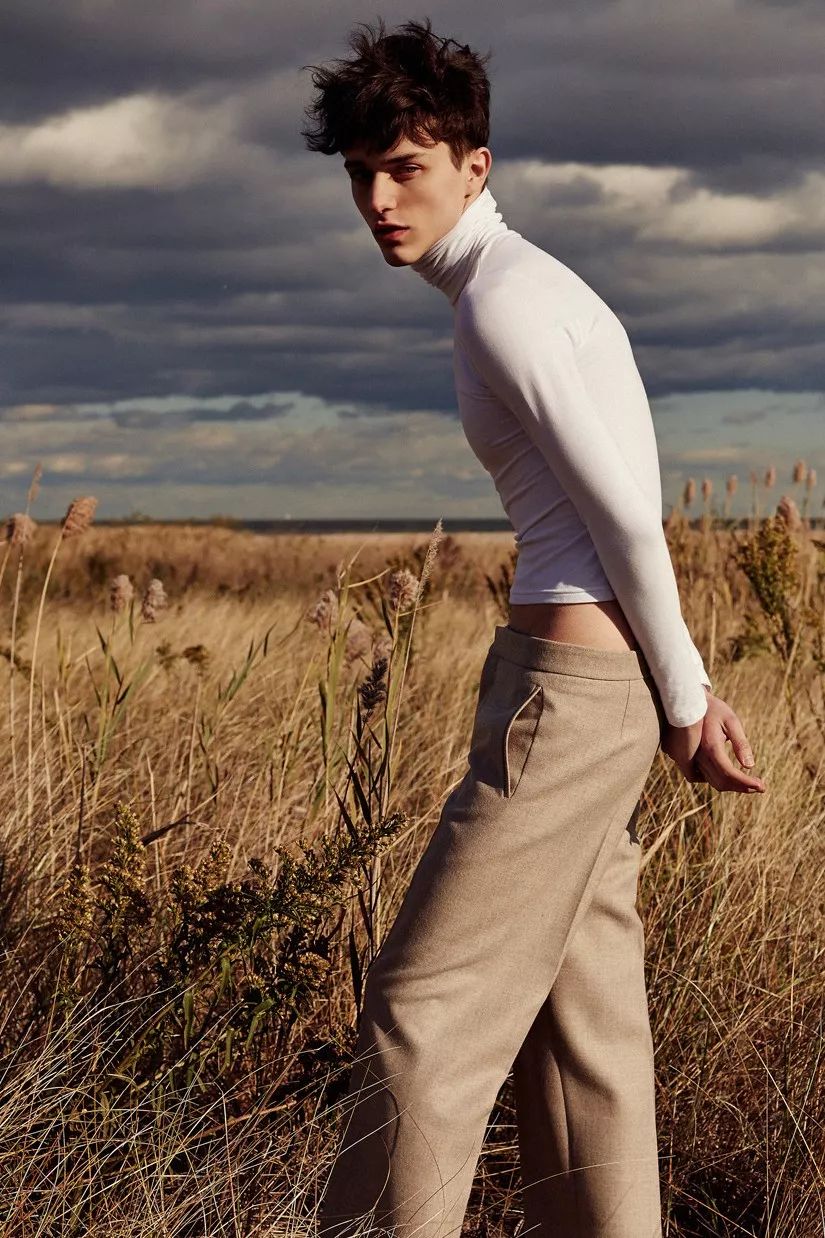 也别像保鲜膜一样把自己包裹得严严实实,这更是暴露了自己干瘪的身材