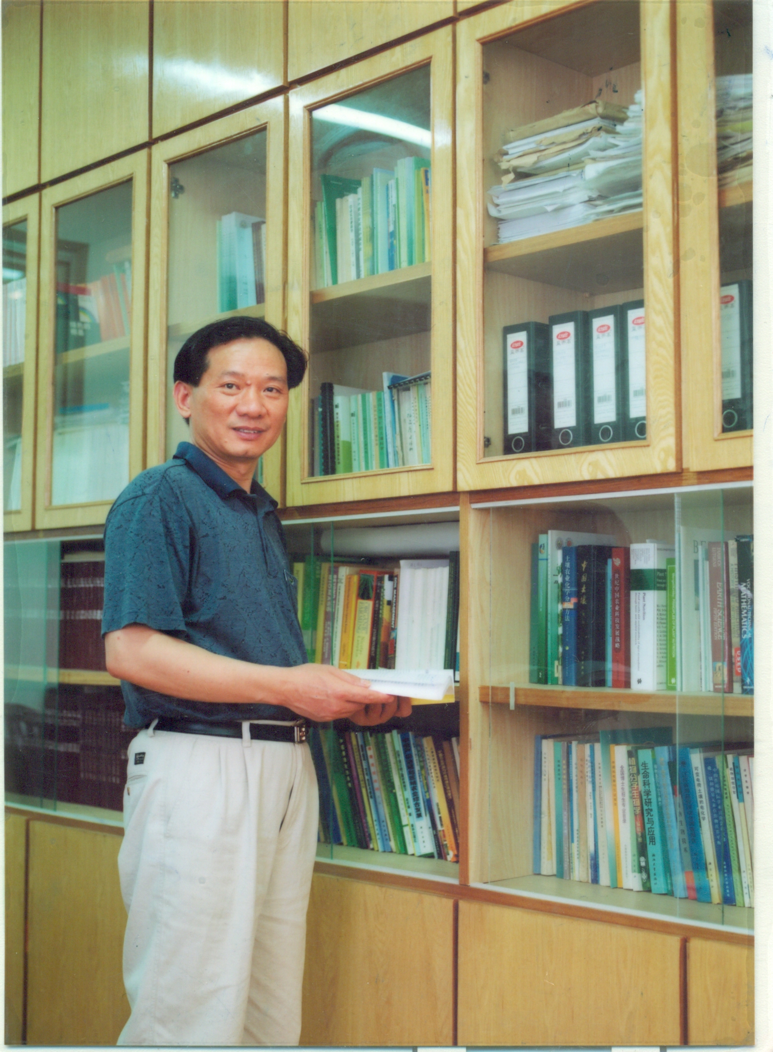 本科毕业,沈其荣又一头扎进土化系继续深造的门槛里"不可自拔","整整