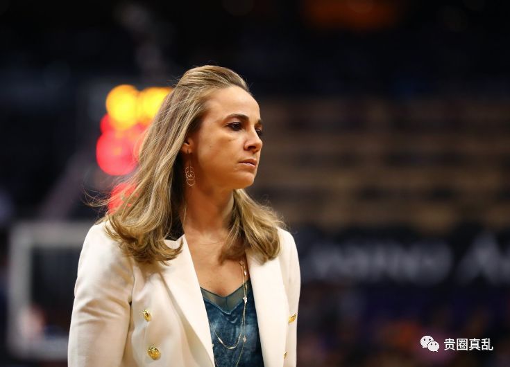 雄鹿正在面试马刺的女助教贝基-哈蒙 他们打算聘请她担任球队主教 !!
