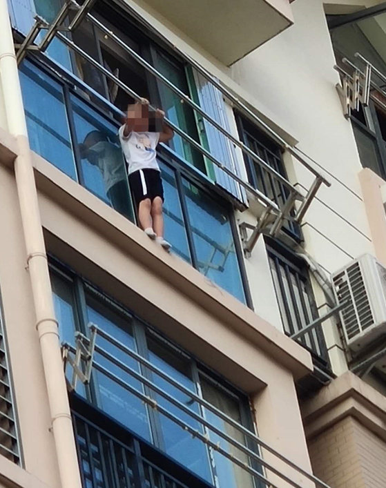 6楼阳台惊现5岁男孩 命悬一线!10分钟火速救援 警民合力救下!