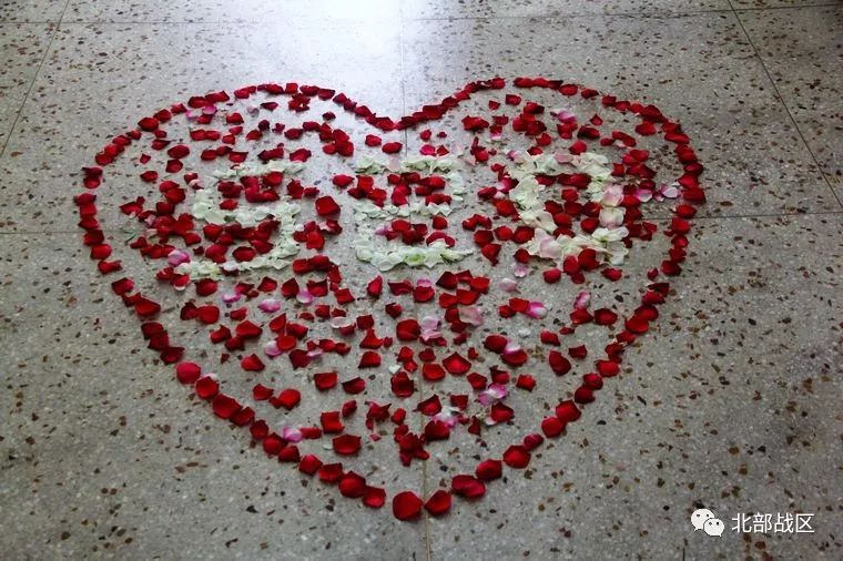 谁说军人不懂浪漫瞧这座营盘沸腾了