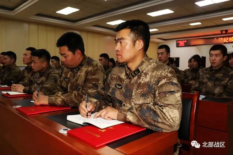 第79集团军某合成旅士官选晋考核场上,数名风气监督员戴着醒目的胸牌