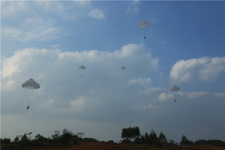 多类型伞降实跳:特种兵不一样的开训仪式