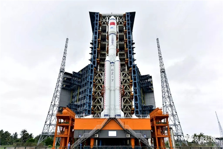 长征七号运载火箭顺利完成垂直转运