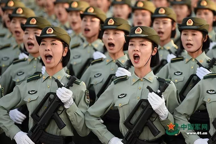 国庆阅兵女兵:国庆阅兵女兵方队:平均年龄不到24岁 有导弹号手 女兵队员正进行齐步换正步训练。热浪在水泥跑道上升腾,呼声在热血胸膛中迸发,她们高喊的口号响彻训练场。作者:尹威华 中国军网记者张硕 图片来源:中国军网