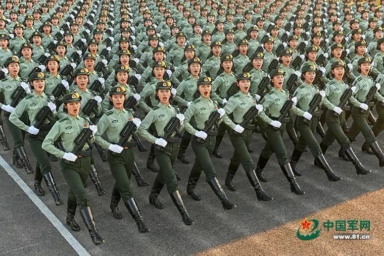 国庆阅兵女兵:国庆阅兵女兵方队:平均年龄不到24岁 有导弹号手 女兵队员进行方队合成训练。她们双目炯炯,眉宇间透着的那股英气,神情中散发的那种自豪,让人记忆深刻。作者:尹威华 中国军网记者张硕 图片来源:中国军网
