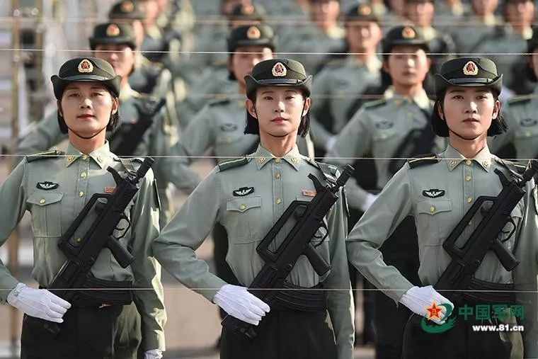 国庆阅兵女兵:国庆阅兵女兵方队:平均年龄不到24岁 有导弹号手 帽线、线、手线,线线笔直。阅兵场如战场,只求胜利不问性别,严苛的训练标准一视同仁。作者:尹威华 中国军网记者张硕 图片来源:中国军网