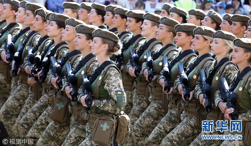 乌克兰举行独立日阅兵 女兵英姿飒爽