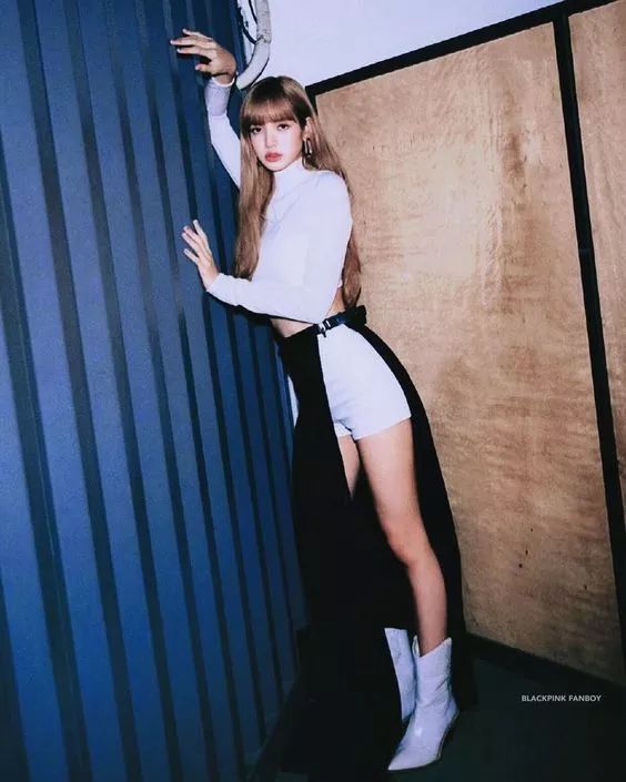 拥有人间芭比,舞蹈机器,美发博主的称号是种什么体验的时候,看看lisa