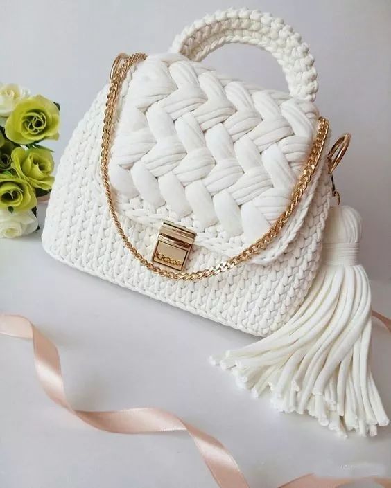 今年非常火爆的布条线又有新动作,这么美的钩针包,再次爆炸朋友圈(附