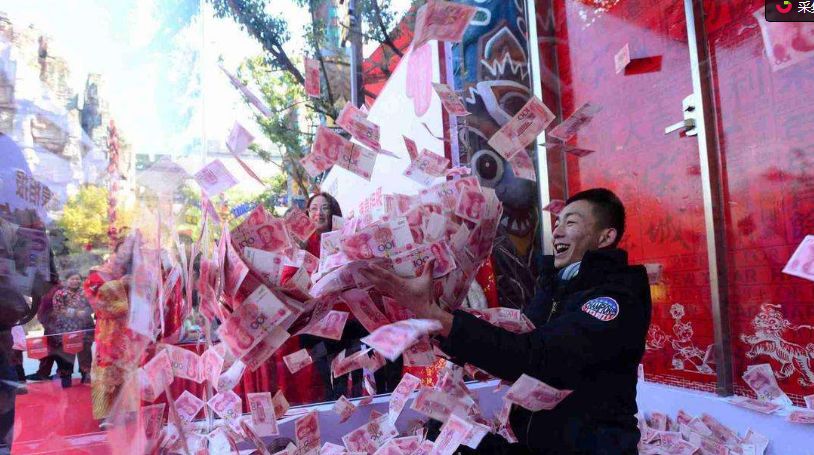 影视剧里面可以看到   一个人为了逃避追捕   在人流密集的大街上撒钱