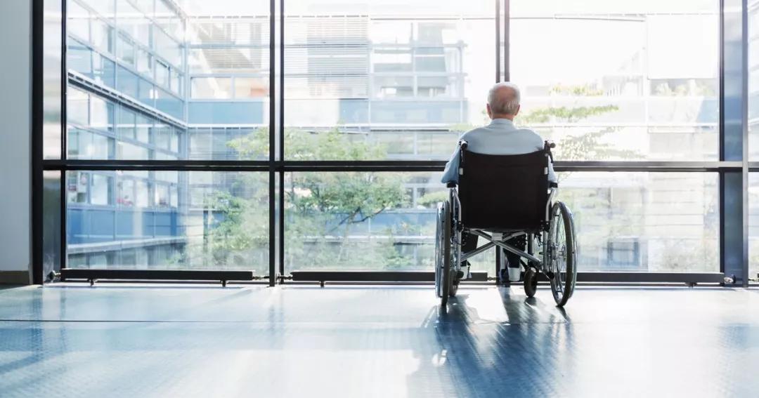 房租300,90后抢着住进养老院,背后的故事却温暖了两代人