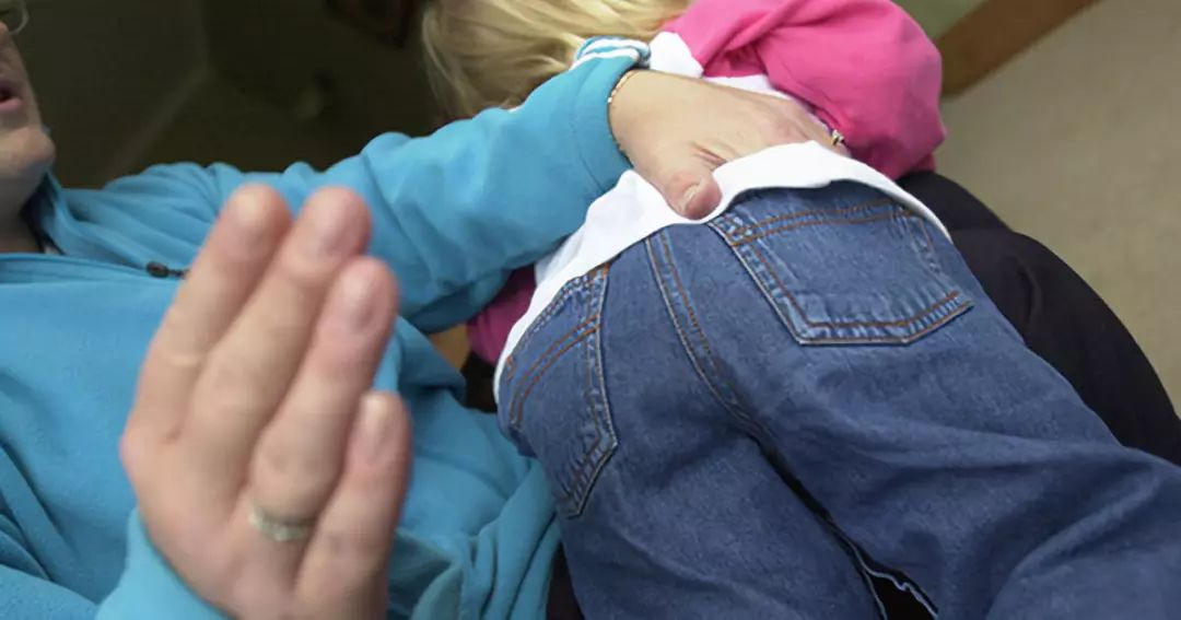 据《欧洲时报》报道,该法案拟禁止父母对孩子打屁股,拍打,威胁,吼叫