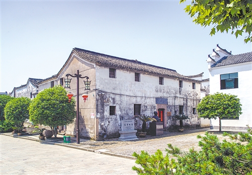 艾青故居前的艾青雕塑.□ 李 丹