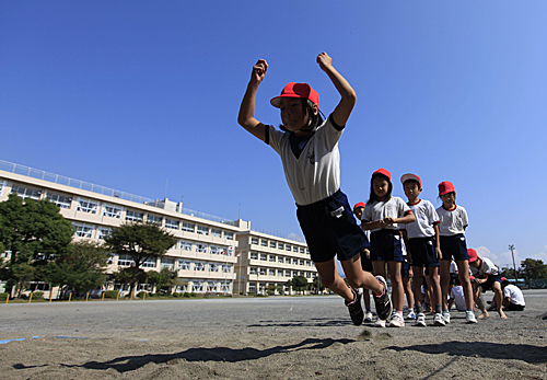  日本小学体育课上的孩子。新华社记者任正来摄