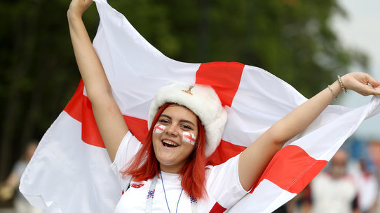 瑞典女球迷"剑指冠军"