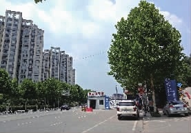 ▲小区与正在施工的麓景路南延隧道工程距离非常近，其中4栋距离工地大约100米。记者 陈月红 摄