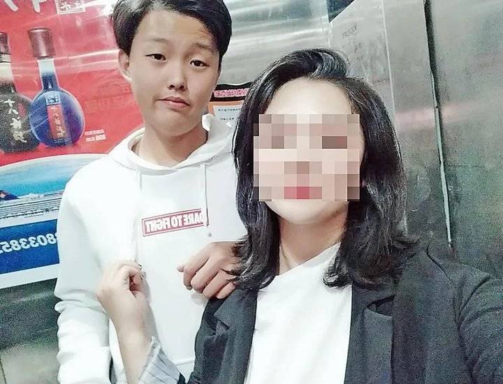 正文   杨淼这时已和自己的家人,王同岭的父母及落水女孩的母亲取得了