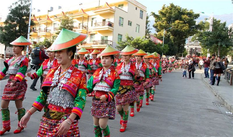 新平服饰节,戛洒花腰傣手工服饰拍卖会等你来竞价