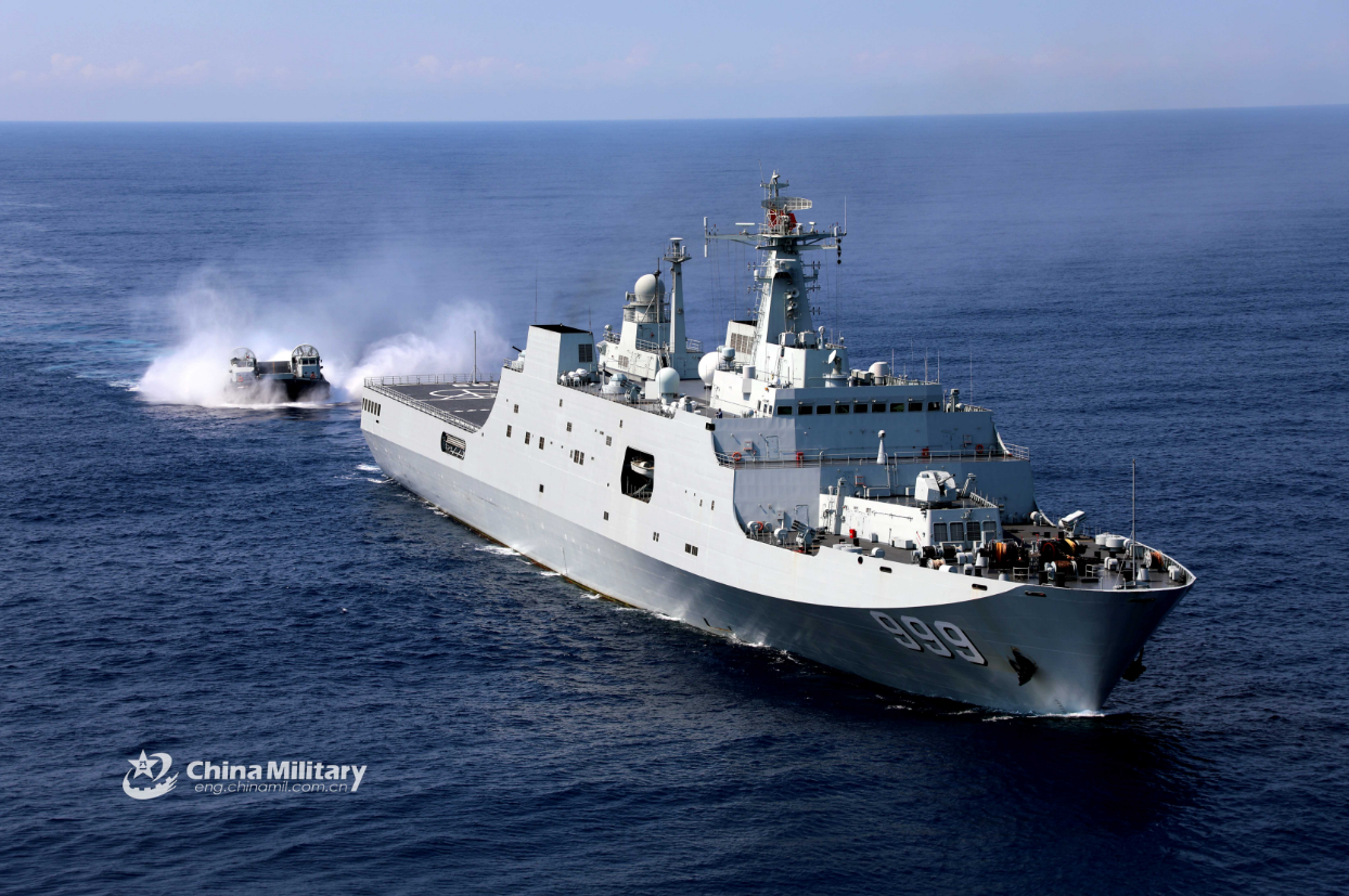 南海舰队气垫登陆艇在西沙进行协同性训练(图)