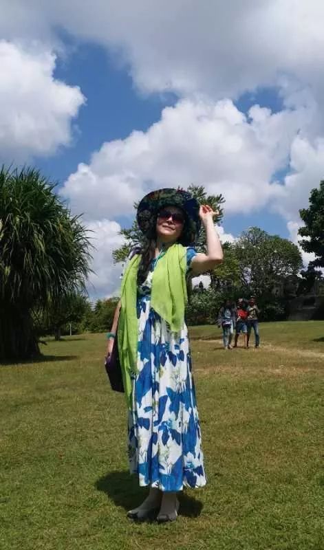 中国大妈外出旅游标准动作合辑炫翻天