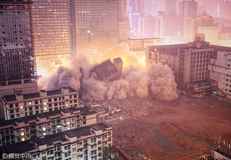 81秒!湖南长沙62.3米大厦凌晨爆破拆除