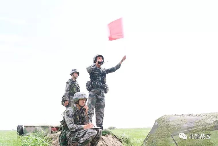 剑破苍穹第79集团军某旅组织炮兵防空兵实兵实弹战术演练锤炼部队战斗