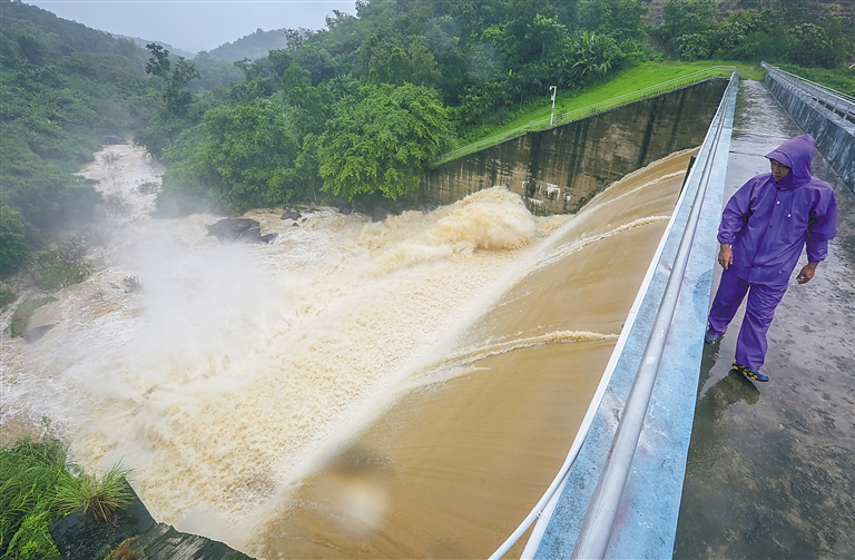 位于琼中黎族苗族自治县长征镇的辉草水库,工作人员查看水库正常溢流