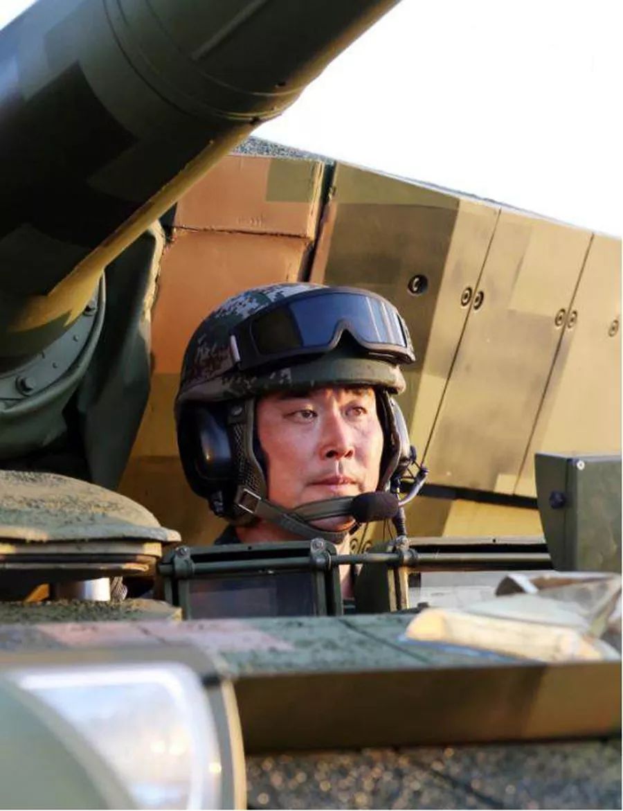 43岁的一级军士长从坦克座舱探出半个身子,摘掉头盔,汗水立刻贴着脸颊
