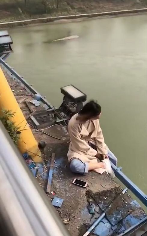 南充三桥上一女子欲跳嘉陵江轻生一只脚悬在半空视频