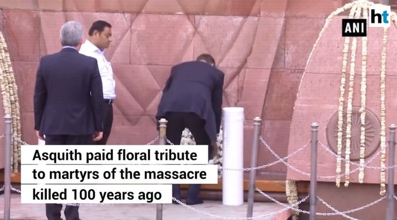 （英国驻印度高级专员多米尼克·阿斯奎斯为遇难者敬献花圈 图源：ANI视频截图）