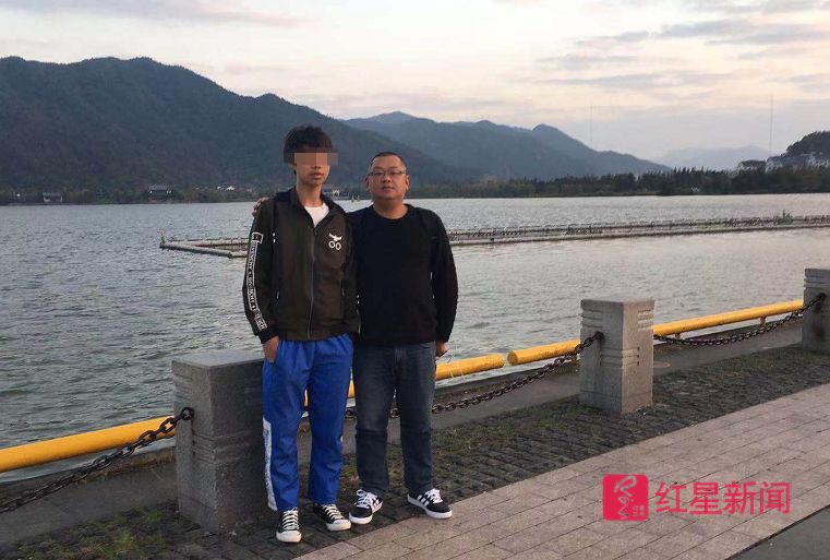 小金和红星新闻记者在临海灵湖景区合影。图片来源：红星新闻
