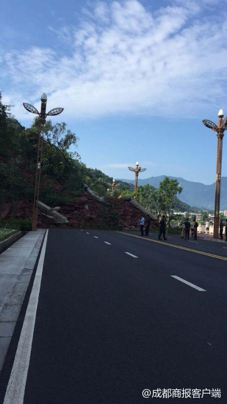 雅安南外环线山体垮塌3辆车被压道路禁止通行