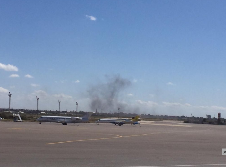 比亚反对派轰炸的黎波里机场 双方等待国际调