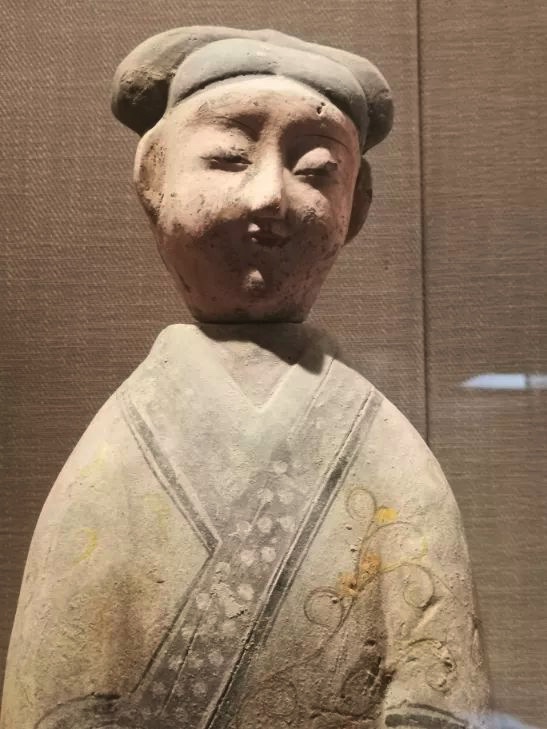 重庆大学建了个赝品博物馆?文物专家:假得荒唐 重大博物馆的展品,被指“这种彩绘俑,称之为地摊货 ,产地河南,硅胶模做的,模具太软,所以脸都变形了”