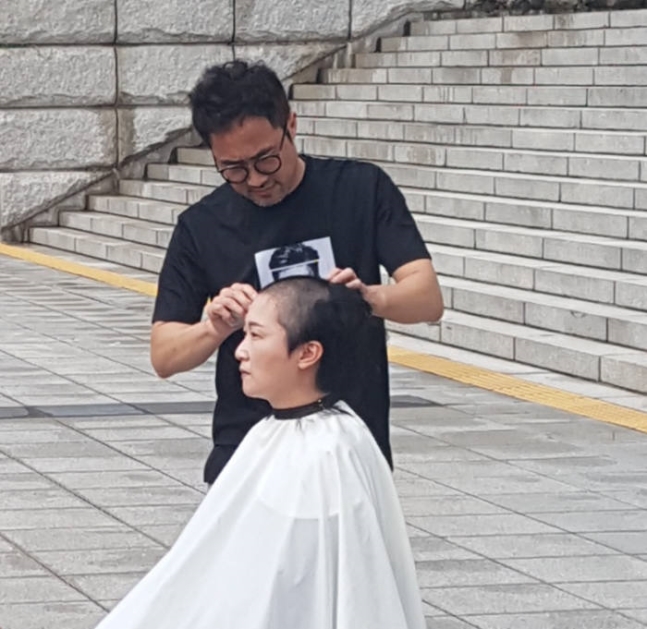 李彦周在韩国国会前剃光头（《朝鲜日报》）