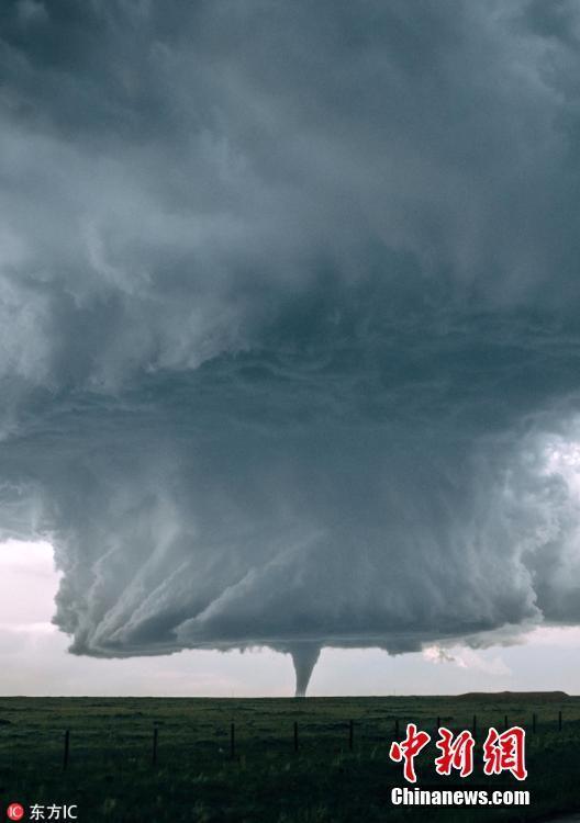 摄影师捕捉超强龙卷风画面令人震憾