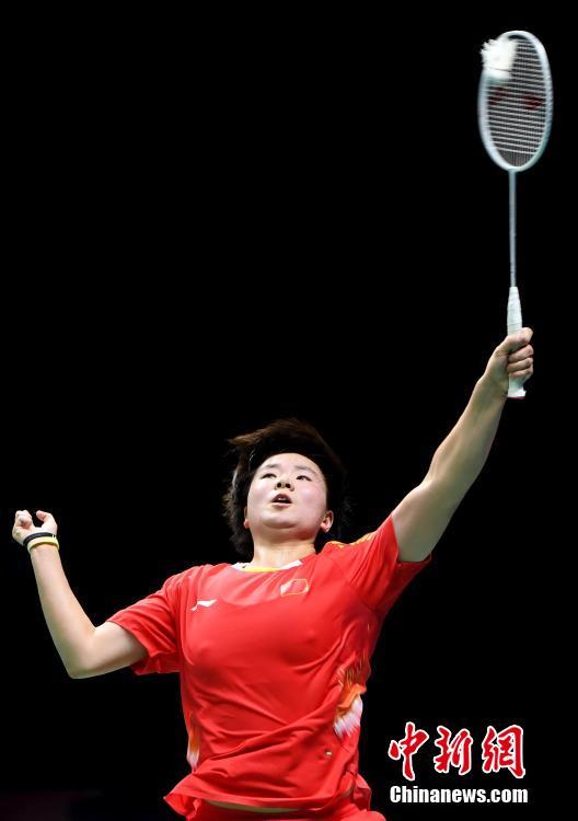 南京世羽赛:昔日羽球冠军卢兰"变身"裁判