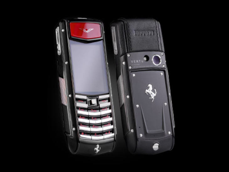 2009年,vertu和法拉利合作推出了ascent ti ferrari,它可以被看做是