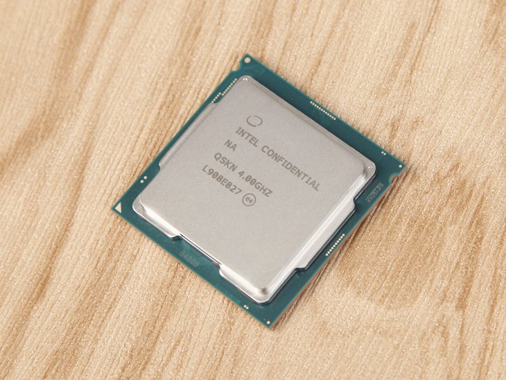 打开包装盒,里面固定着一个纸盒,透过透明的塑料窗可以看见里面的cpu