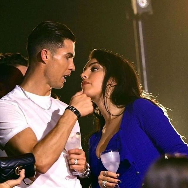 恩爱c罗乔治娜出席颁奖礼秀魔鬼身材全程牵手大钻戒令人羡慕